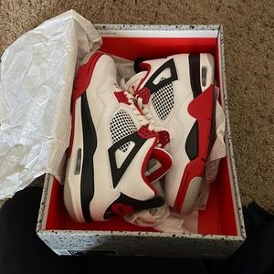 Air Jordan 4 retro ! Only worn once